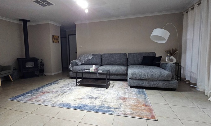 Hannans House | Spacious 5 bedroom house opposite IGA and golf course