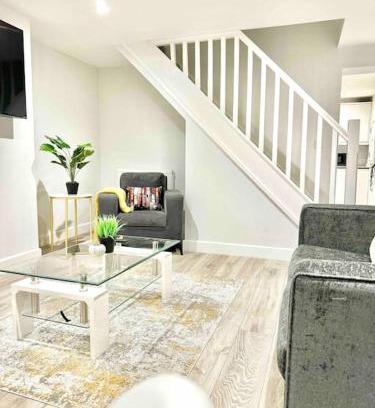 Faversham Apartment | Spacious 5 bedroom House 3 bathrooms, 10 beds sleeps 13