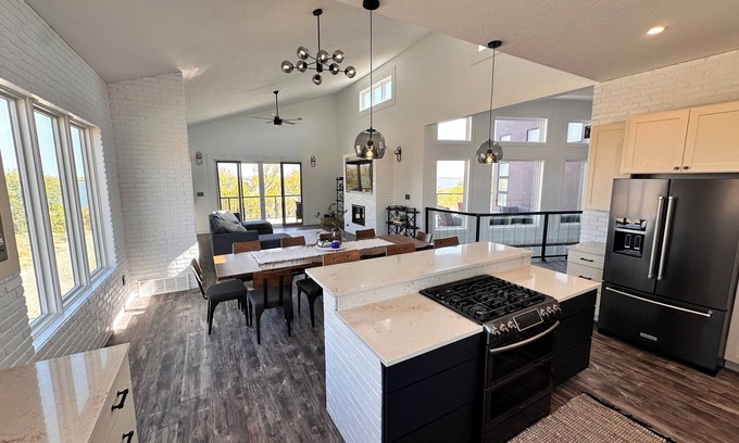 Brule House | Spacious 5-Bedroom House on Lake McConaughey – Lake front, WiFi, AC