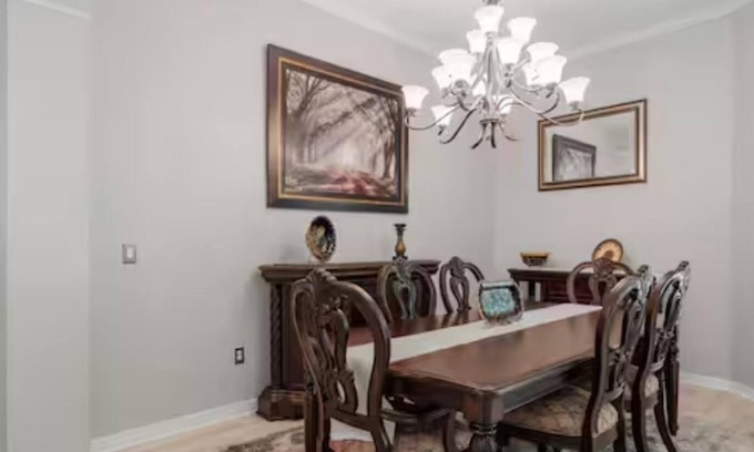 County Line Coalition House | Spacious 5-bedroom house in marvelous Tampa with AC, Wi-Fi, private pool