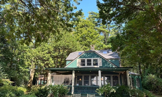 Charlotte House | Spacious 5-bedroom Lake Camp in Charlotte