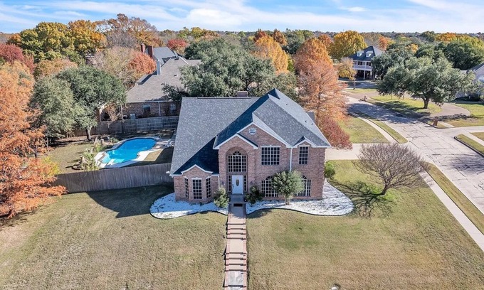 Ennis House | Spacious 5-bedroom Lakeside Retreat w/Pool in Ennis, TX -Sleeps 14
