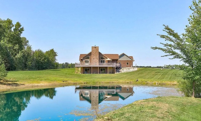 Clio House | Spacious 5-bedroom Retreat on 6 acres w/pond - 10 Min to Frankenmuth