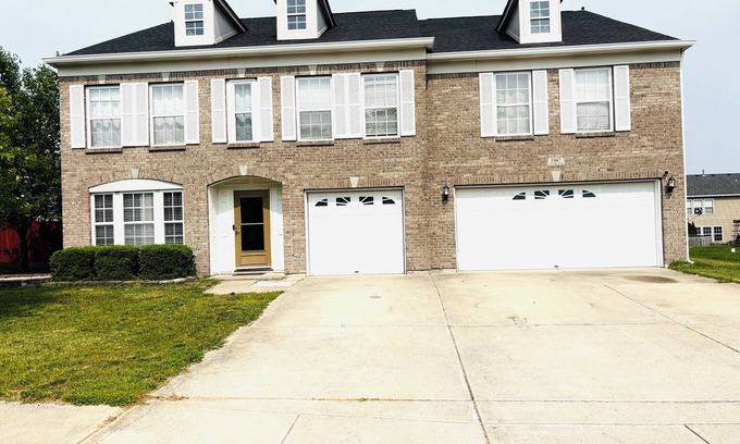 West Newton House | Spacious 5-bedroom house in beautiful Indianapolis with WiFi, AC