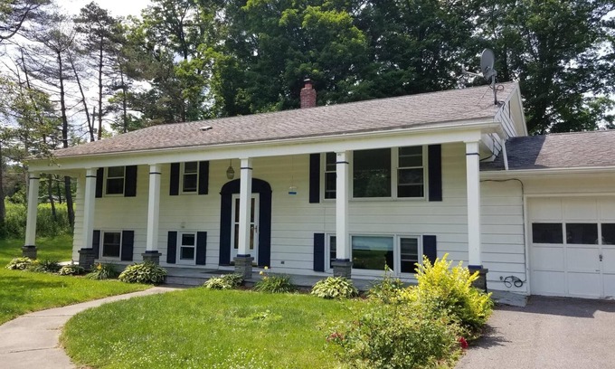 West End House | Spacious 5 Bedroom Baseball Rental Next Door to All-Star Village