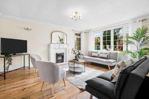 Bramcote House | Spacious 5 BR House