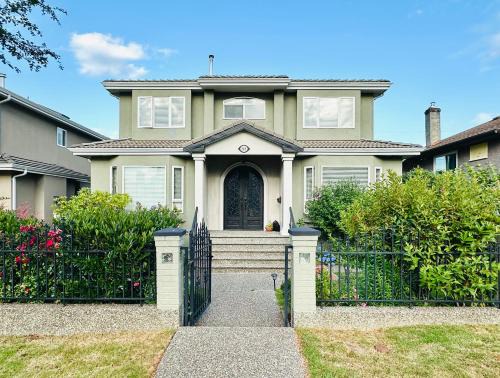 Hastings Villa | Spacious 5BR 3BA Guest Villa - 10 Min to DT - Pet Friendly, Free Parking