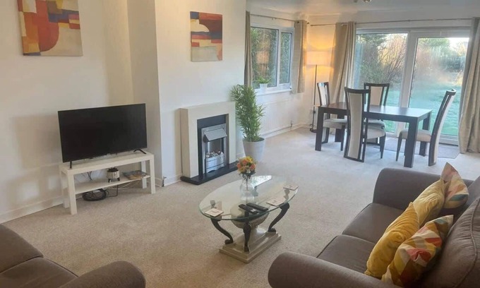 Grantham House | Spacious 6 Bedroom Home in Grantham with Parking