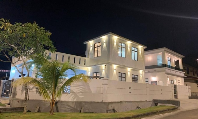 Johor Bahru House | Spacious 6-bedroom house in brilliant Johor Bahru with AC