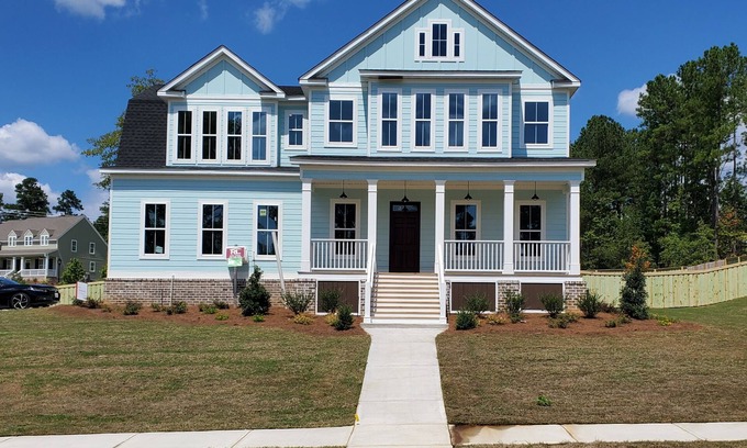 Evans House | Spacious 6 bedroom on golf course (Masters Rental)