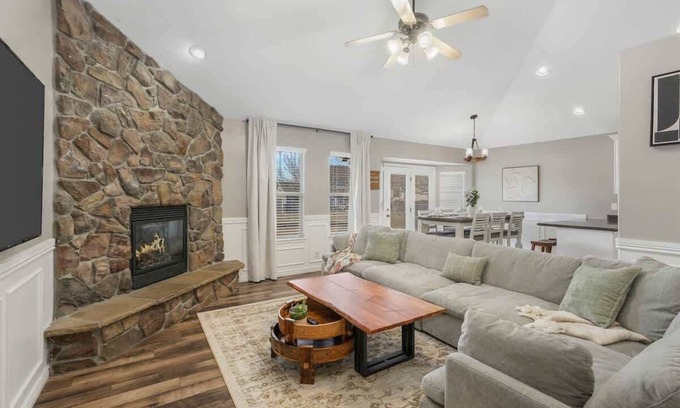 Syracuse House | Spacious 6-BR Entertainment Dream Home Sleeps 20+