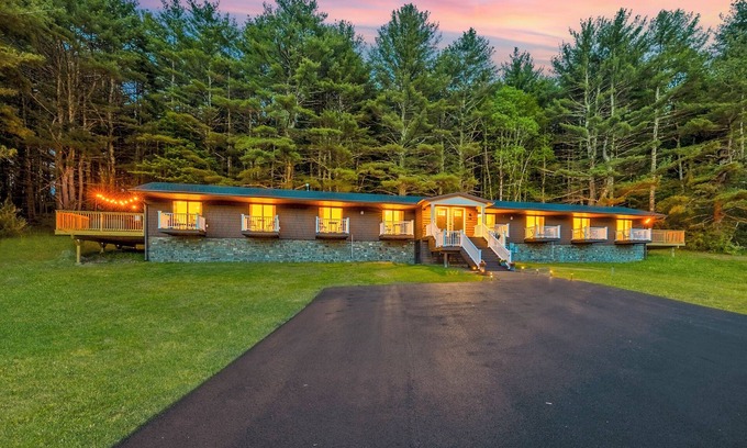 East Durham House | Spacious 6BR - Hot Tubs - Pond - Playground