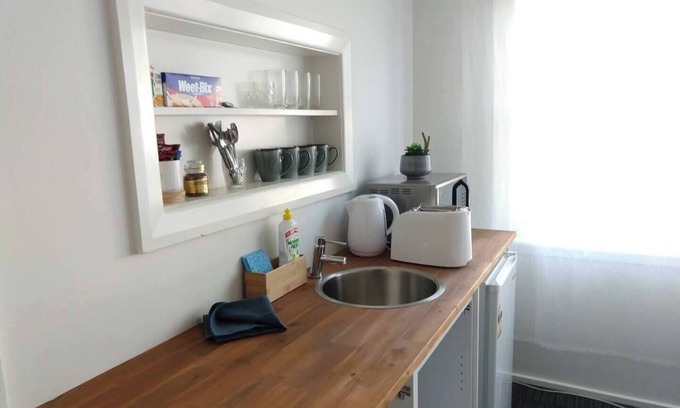 Hamilton House | Spacious 7-bedroom house with WiFi, AC in beautiful Hamilton