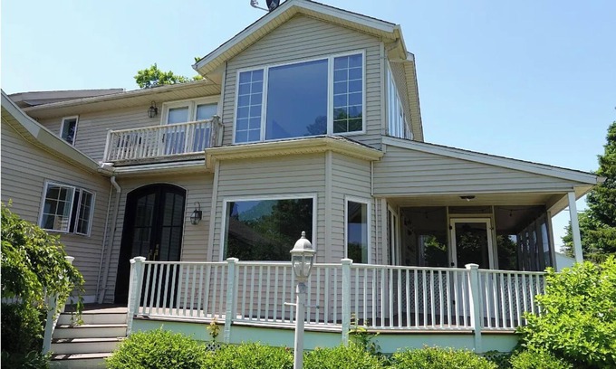 Vestal House | Spacious 7-bedroom House in Vestal
