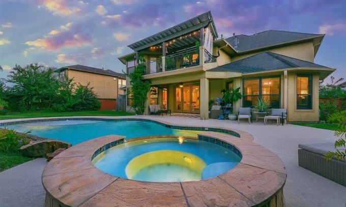 Friendswood House | Spacious 7-bedroom luxury estate w/pool, fenced yard, sleeping 16 people