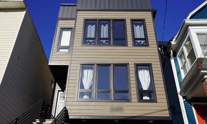 West Side House | Spacious 7-bedroom house in Jersey City