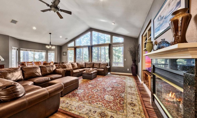 Montgomery Estates Cabin | Spacious 7Br+ Bonus 8th Br, Pool and Foosball Table, 13 Beds, 14 Guests+Kids 5 Years Old and Younger