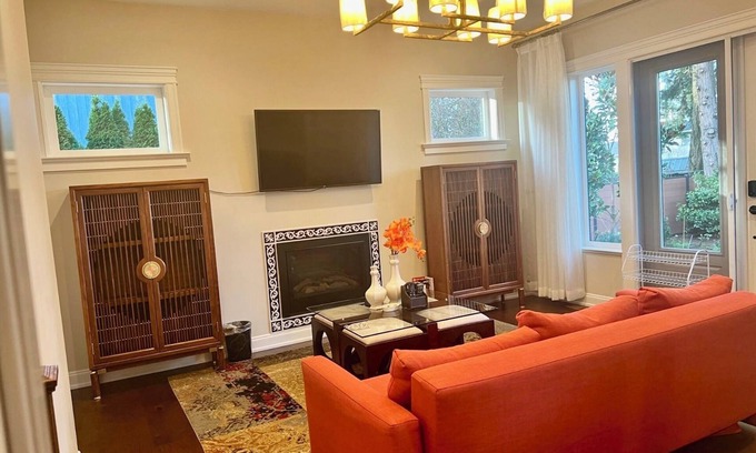 Gordon Head House | Spacious and Elegant 2-story guest suite with AC, WiFi by UVIC