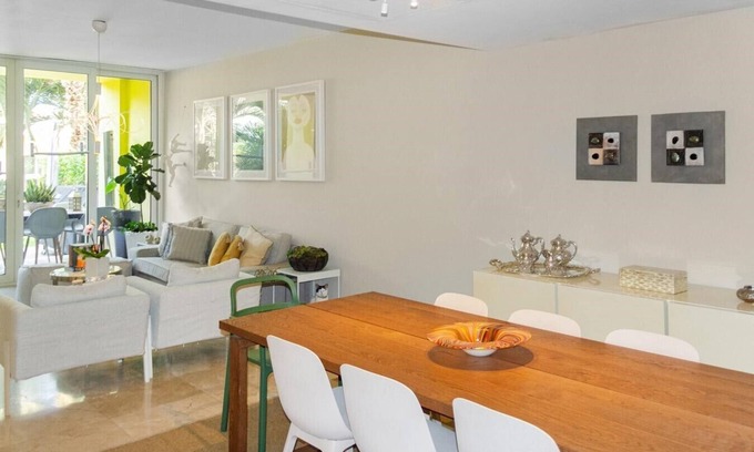 Boegoeroei Apartment | Spacious and modern 4-bedroom condo ground level