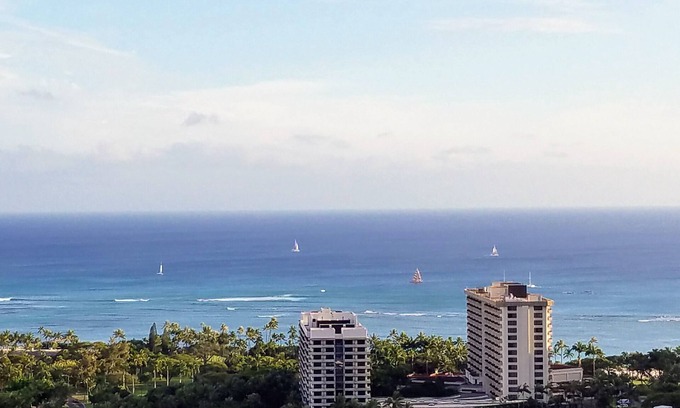 McCully - Moiliili Condo | Spacious and Renovated Waikiki Condo With Full Kitchen and Ocean Views