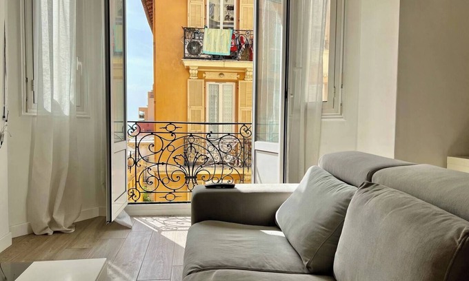 Beausoleil Condo | Spacious and stylish 3-bedroom apartment just steps from Monaco. Ideally located in the center of Beausoleil, it features contemporary decor, a fully equipped kitchen, air conditioning, and two modern bathrooms — perfect for a comfortable stay
