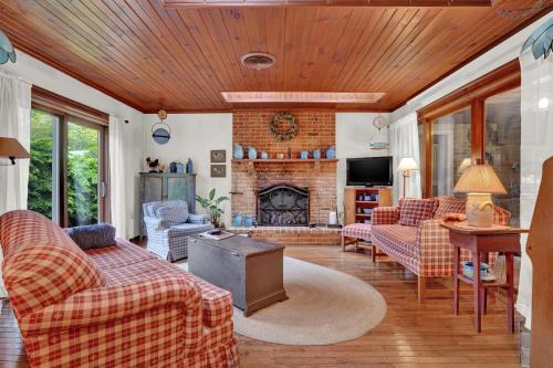 Columbia Apartment | Spacious Antique Charm Home by Leavetown Vacations