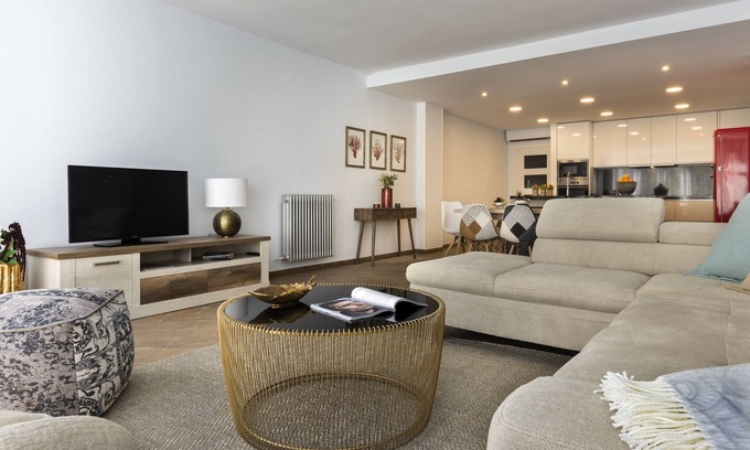 Centro - Sagrario Apartment | Spacious Apartment in Great Central Location. Tablas