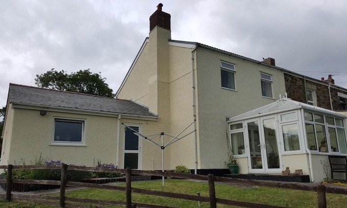 Bridgend Apartment | Spacious Apartment On The Hillside