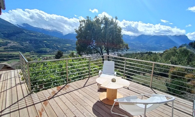 Embrun Apartment | Spacious apartment with magnificent view and terrace, on the 1st floor of a villa.
