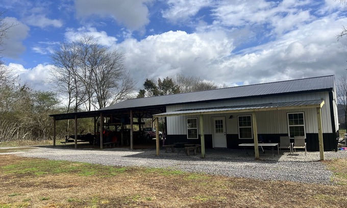 Joppa House | Spacious barndominium on scenic farmland. 5 miles from Guntersville boat ramp!