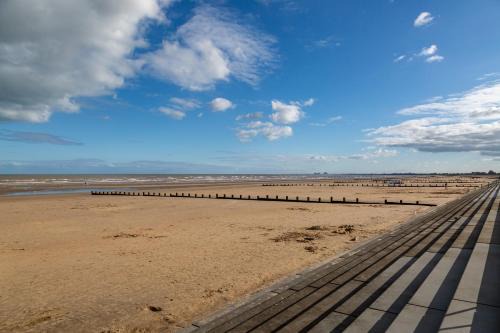 St Mary's Bay House | Spacious Beach Home With Hot Tub, BBQ and Garden