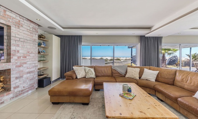 Melkbosstrand Villa | Spacious Beachfront Family Villa – 1 Min Walk to Beach, Pizza Oven, Fast WiFi!