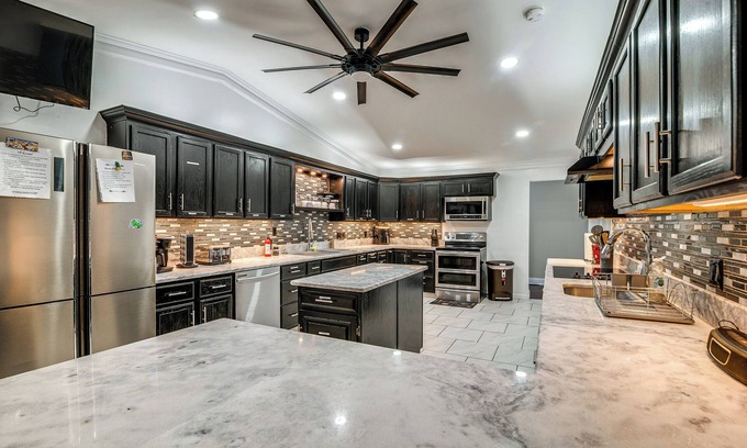 Bowling Green House | Spacious Bowling Green Home w/Hot Tub & Pool!