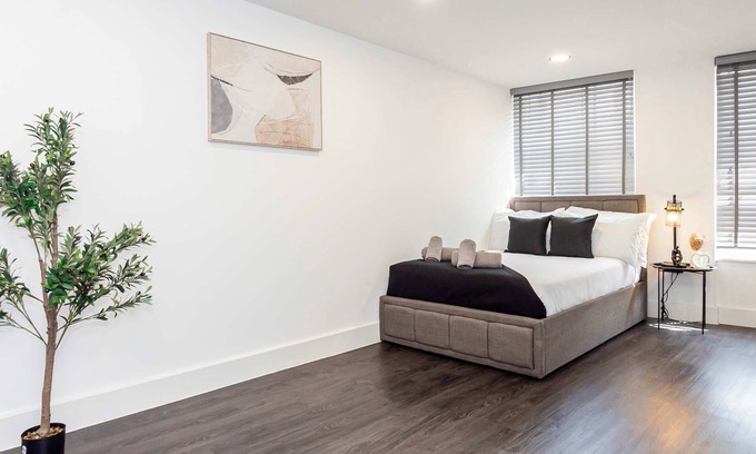 Old Trafford Apartment | Spacious & Bright Studio in Central Nottingham