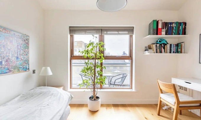 Haggerston Apartment | Spacious bright top floor apt w/view, gym, courtyard in the heart of Shoreditch