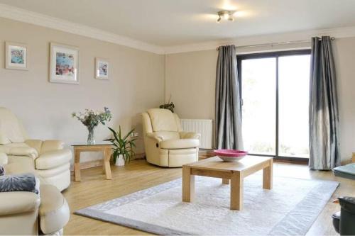 Llanybri House | Spacious bungalow with estuary views near Llansteffan