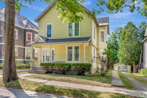 East Haven  Rutland County House | Spacious Central 4BR, Ski & Bike