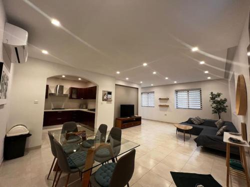 St. Andrew's Apartment | Spacious, Central & New 3-BR apartment. Wifi & AC