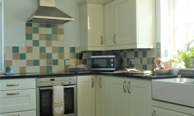 Saint Erth Praze House | Spacious Coastal Retreat nr Porthleven & coast, parking, garden & dog friendly