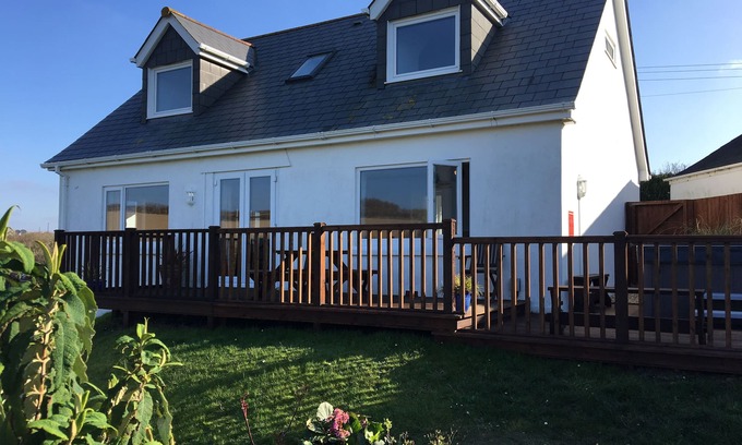 Treyarnon Cottage | Spacious Cornish cottage, (8) & dog, hot-tub, privacy, sea views, parking.