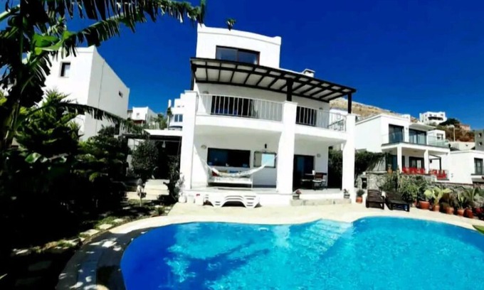 Kadıkale House | Spacious & Cosy Triplex House With a Private Pool