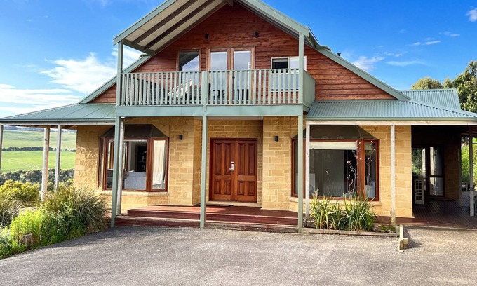 Port Campbell House | Spacious country coastal house near Great Ocean Road