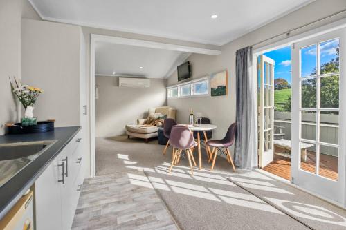 Te Kowhai House | Spacious country guest house