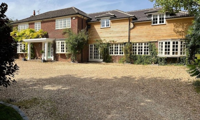 Upton Grey House | Spacious Country House in stunning Hampshire village - sleeps 8