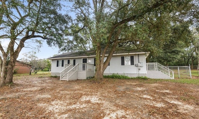 Saint Elmo House | Spacious Country Home on Meadow