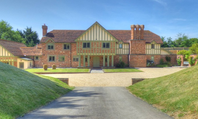 Rowde House | Spacious Country House Retreat With Heated Pool