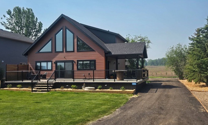Westerose Cabin | Spacious & cozy 5-bedroom lakeview cabin on Pigeon Lake
