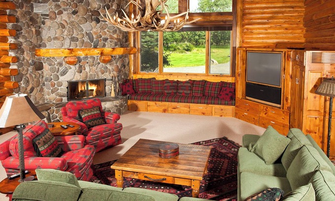 Emigrant House | Spacious Creekside Lodge in Emigrant - 20 minutes to Yellowstone Entrance!