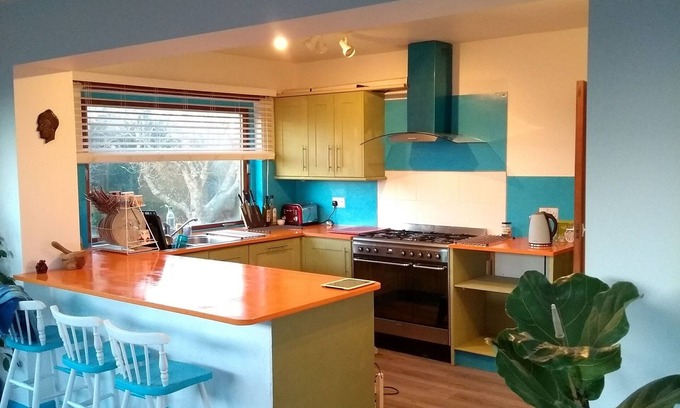 Bude House | Spacious detached house, good size garden, private drive situated in Bude.
