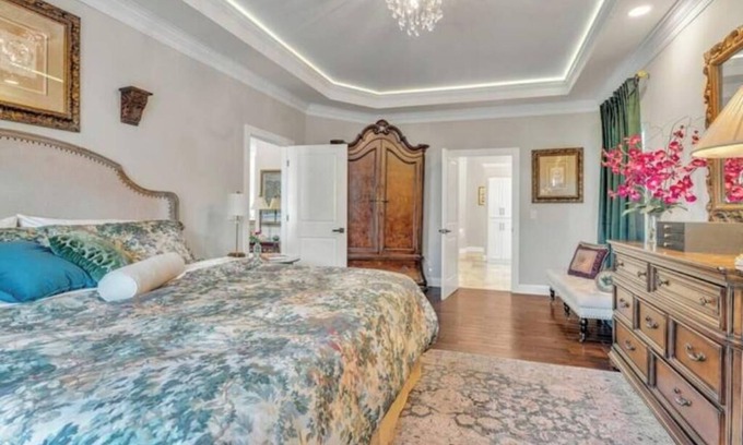 Evansville House | Spacious Downtown Elegance